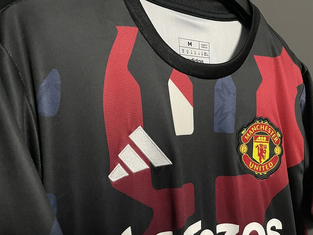 24 Manchester United Training Kit - view 3