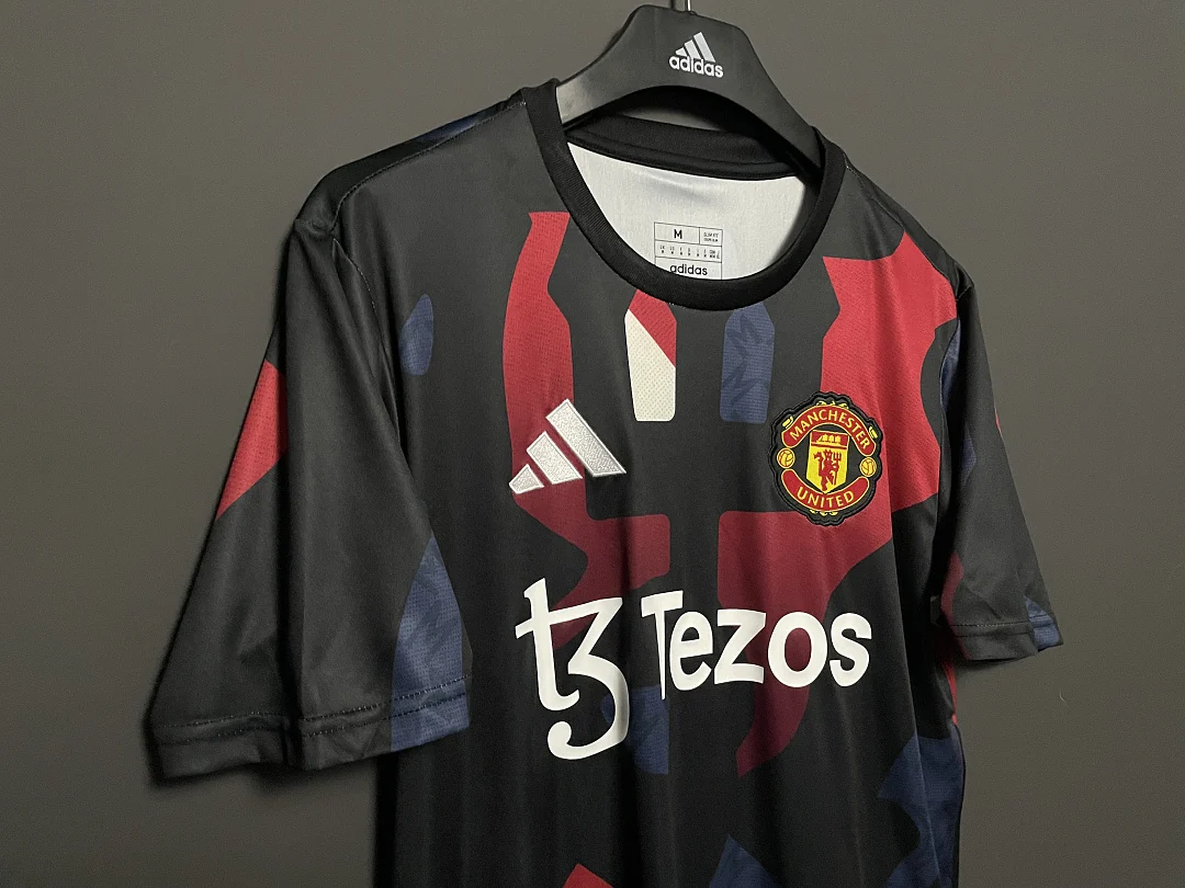 24 Manchester United Training Kit - view 4