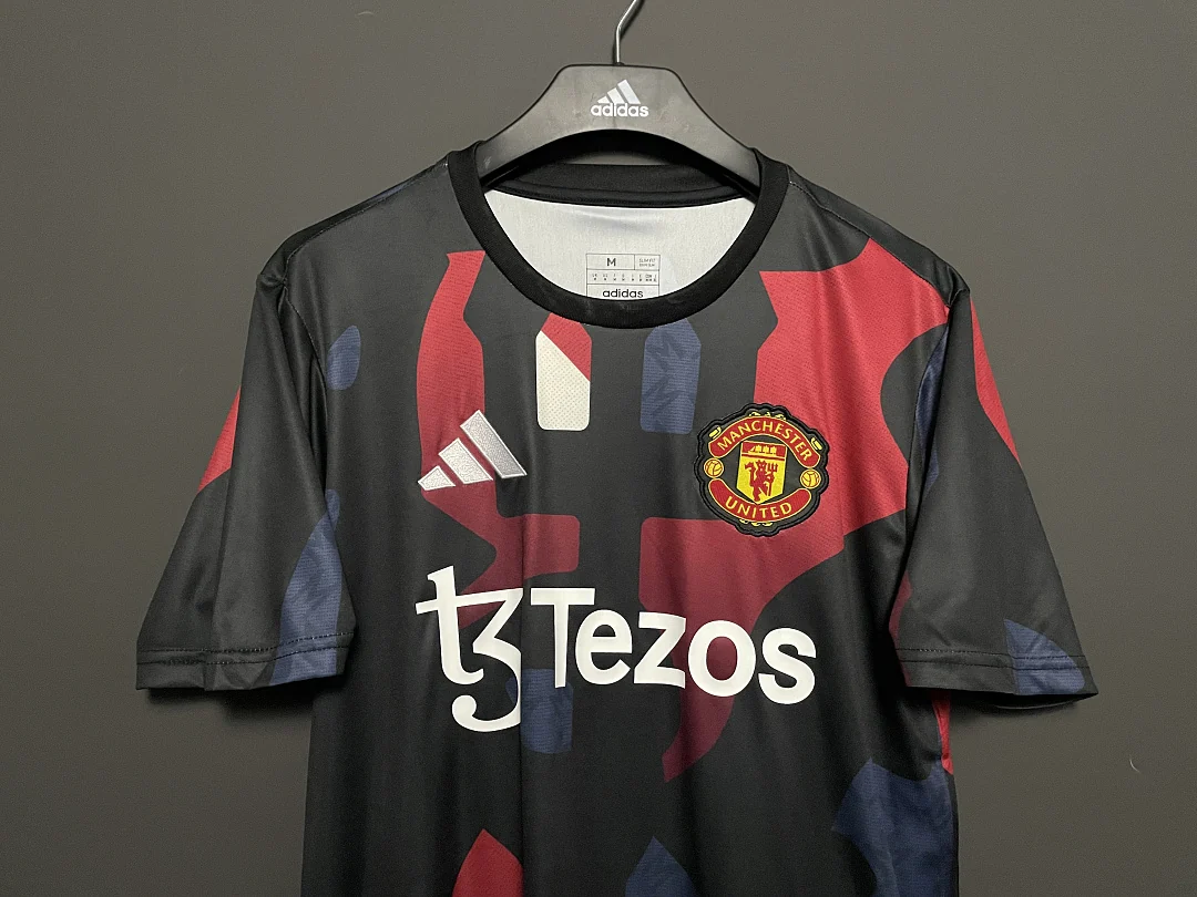 24 Manchester United Training Kit - view 5